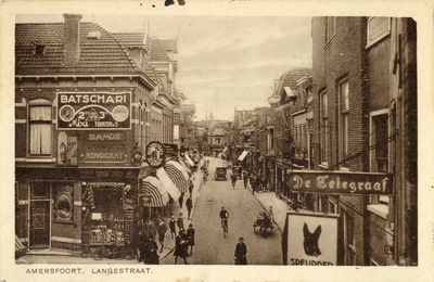 11722 Gezicht in de Langestraat met bebouwing en publiek te Amersfoort uit het zuidwesten; met links de linkergevel van ...